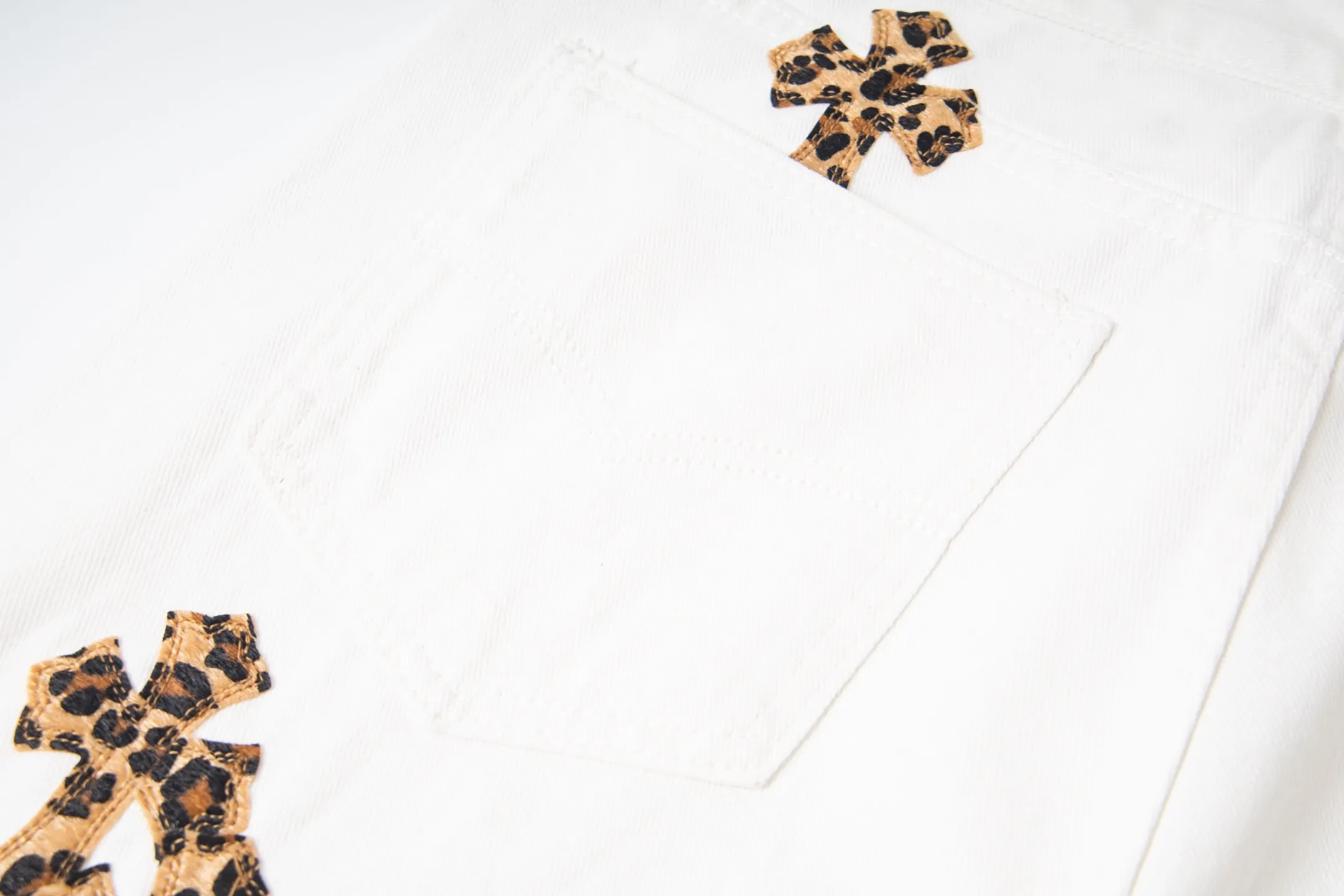 P240 Chrome Hearts & Chrome Hearts high street jeans with leopard print and vintage graffiti paintings on a white background. Chrome Hearts are the most popular pants in color. Made of beaded canvas fabric, heavy washing makes the upper body of the fabric more textured and the pants are tall and straight! The three-dimensional cutting of the whole trousers is a masterpiece! The hardware is customized by zp. The beaded canvas fabric is thick and soft after being washed. It has good breathability. Customized small leather label. Unique design. The details are simple and elegant, and the workmanship is exquisite. The whole trousers are neatly routed and the details are in place! Trendy people have been disappointed. From the quality selection of fabrics, the tailoring of details, and the matching of patterns, everything is impeccable! The upper body is so handsome when worn...it can be easily worn by men, women and children! The craftsmanship is made of heavy-duty washed pure cotton denim fabric. After washing, it is soft and thick. It is very stylish when worn on the body. Style number: 1782# Color: white Size: 28 30 32 34 (S-XL)